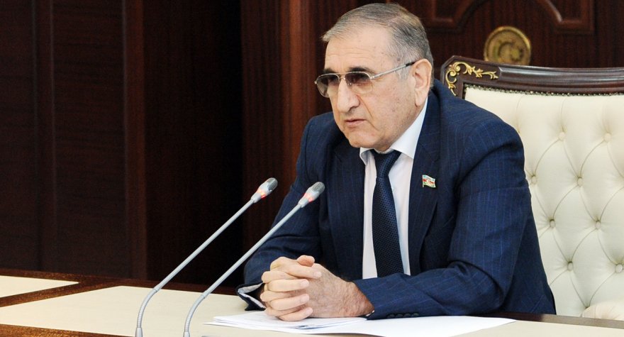 Deputat məmurlara qəzəbləndi: İnsanları işsiz qoyurlar!