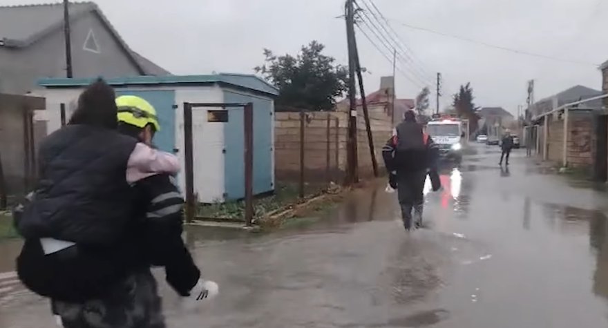 Bakıda&nbsp;evlərin&nbsp;həyətlərini su basıb, 9 nəfər təxliyə edilib - VİDEO