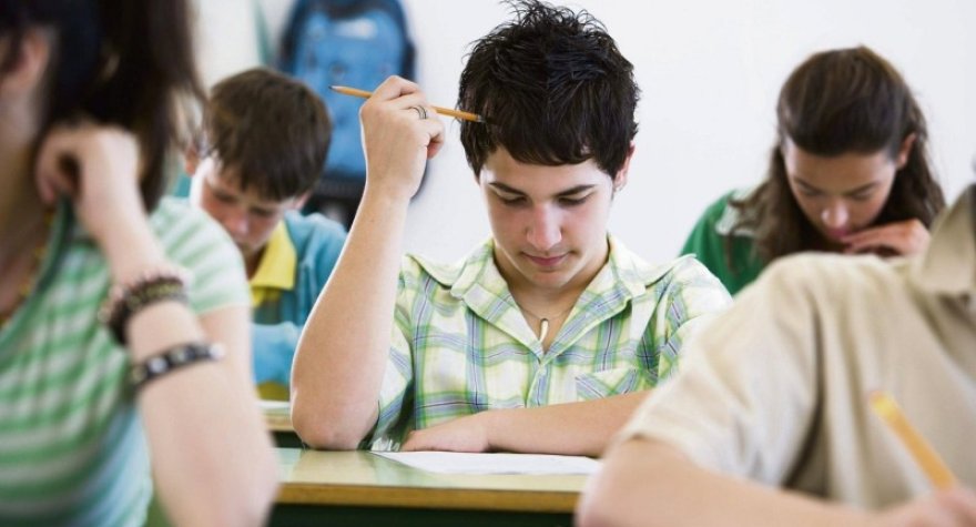 Doqquzuncular imtahan verdi -&nbsp;4 şagirddə telefon tutuldu