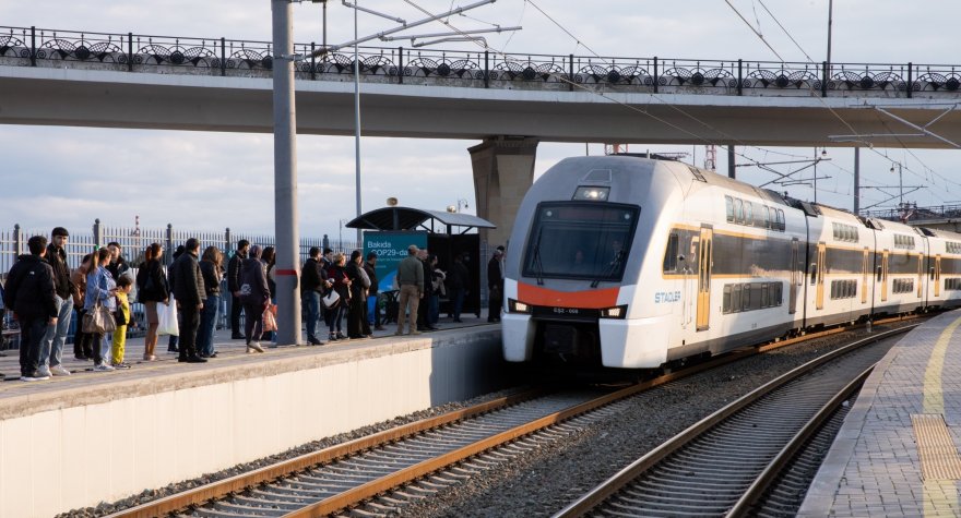 Dəmir yolu yenidən yüksəlişdə: rahatlıq, təhlükəsizlik və gələcəyin nəqliyyatı