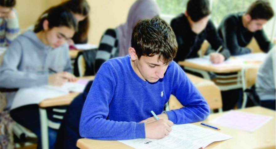 II və III ixtisas qrupları imtahan verdi - 7 nəfərdə telefon tutuldu