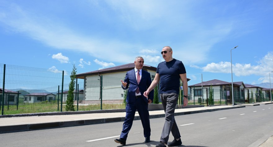 Prezident Xocalıda hərbçilər üçün evlərə baxdı