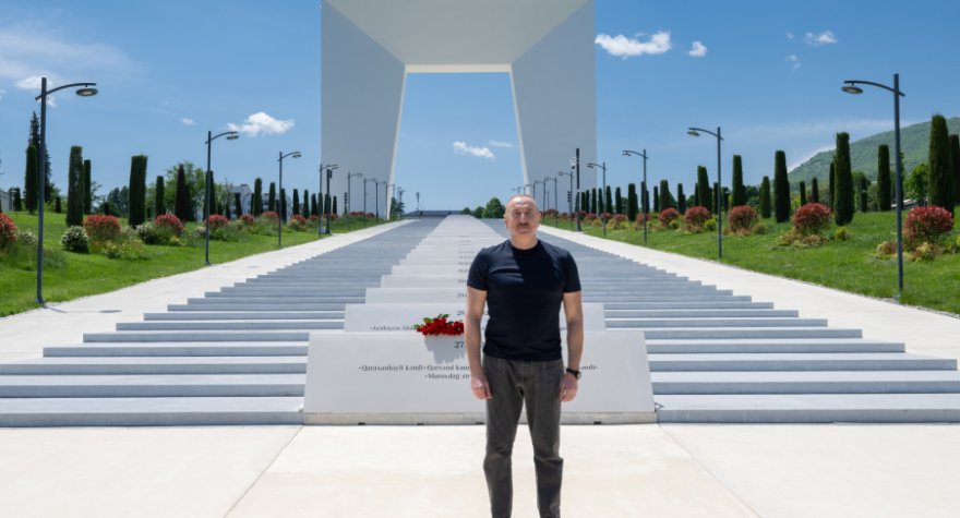 İlham Əliyev Xankəndidəki Zəfər tağını ziyarət edib - FOTOLAR