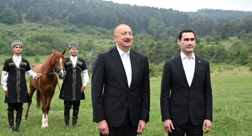 İlham Əliyev Türkmənistan Prezidentinə Qarabağ atı hədiyyə etdi - FOTO