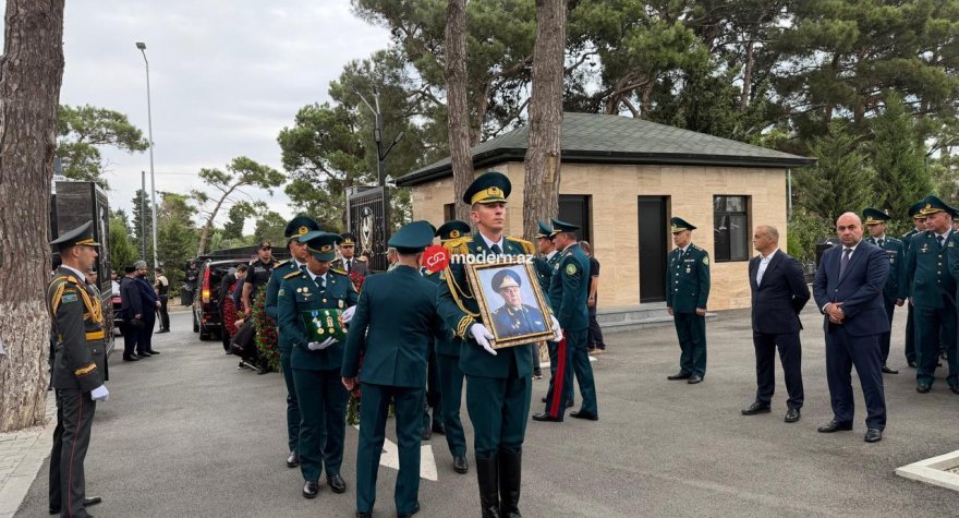 General dəfn olundu&nbsp;- Elçin Quliyevlə Zakir Həsənov&nbsp;məzarlıqda&nbsp;-&nbsp;FOTOLAR + YENİLƏNİB