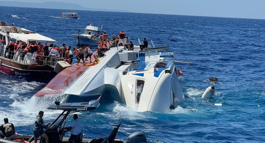 260 sərnişini olan gəmi batdı, ölənlər var - YENİLƏNİB