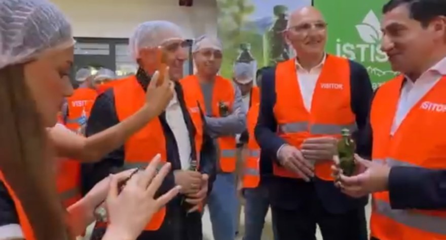 Hikmət Hacıyev İran səfiri ilə &ldquo;İstisu&rdquo; içdi - GÖRÜNTÜ