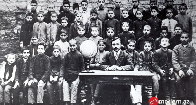 Bir şəklin tarixçəsi: Üzeyir bəyin şagirdləri ilə nadir FOTOSU