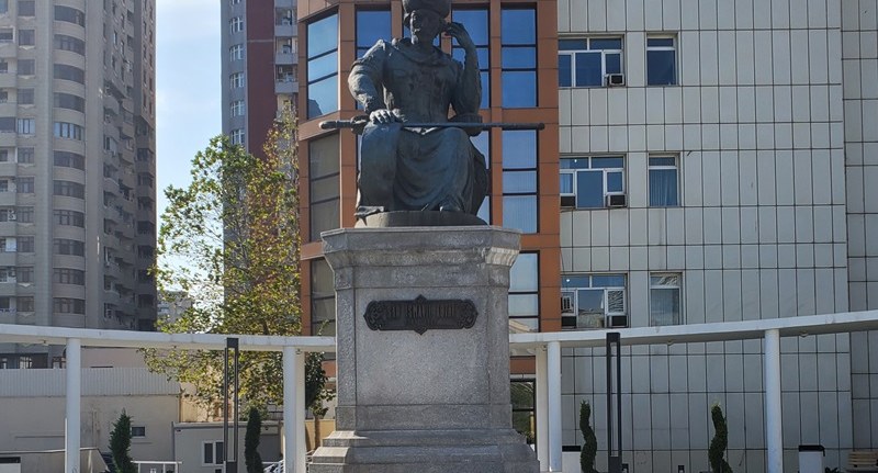 Xətainin abidəsindəki yazı etiraz doğurdu - Sabiq icra başçısı danışdı - FOTOLAR