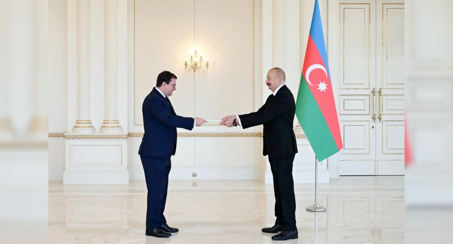 Yeni səfir İlham Əliyevə etimadnaməsini azərbaycanca təqdim etdi