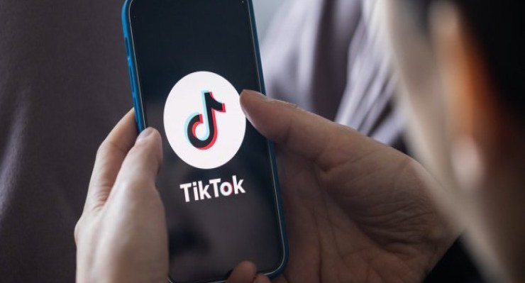 Canlı yayımda söyüş söyən "tiktoker"lər həbs olundu