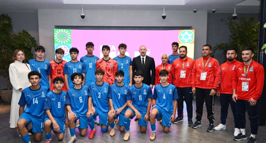 Prezident və ailəsi milli komandanın futbolçuları ilə görüşdü - YENİLƏNİB 1