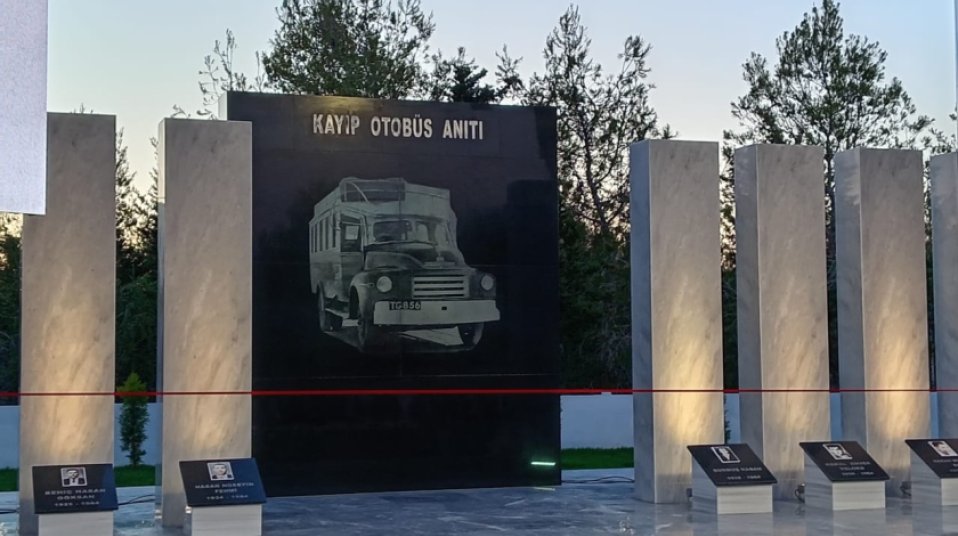 Deputatlar Şimali Kiprdə “İtirilmiş avtobus” abidəsinin açılışında - FOTO