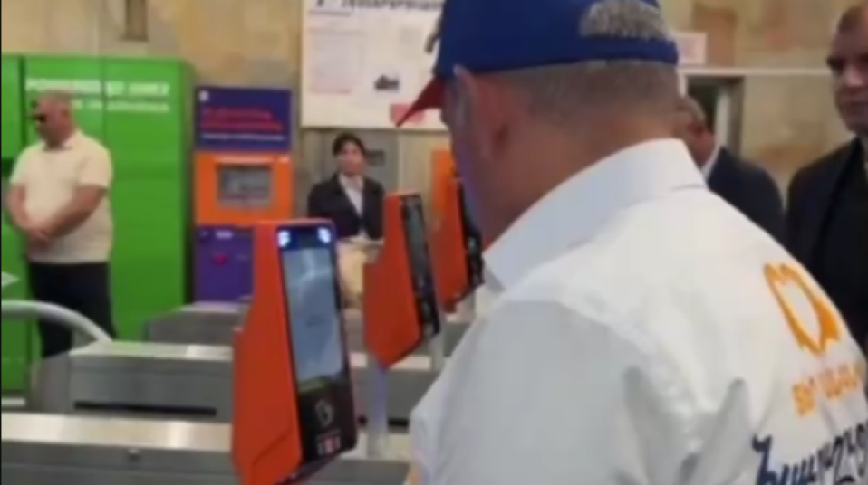 Paşinyan metrodan keçə bilmədi: &ldquo;Bu, tanışlığa görədir?&rdquo; - VİDEO