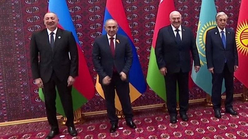 Lukaşenko Paşinyanı Əliyevə göstərib zarafat etdi: Bizdən qaça bilməyəcək! - VİDEO