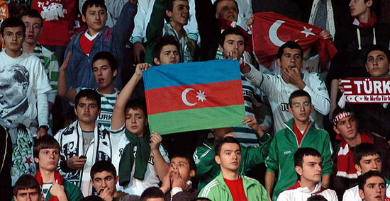 Azərbaycanlı futbolçu ermənilərə qol vurdu, Azərbaycan bayrağı stadionda 