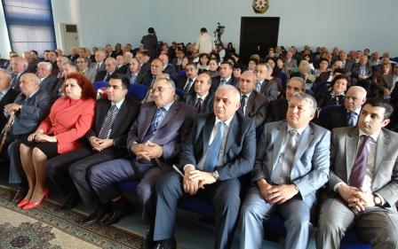 Hansı ali təhsil müəssisəsi müəllimlərə daha çox maaş verir?