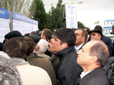 Azərbaycanda qanun yaxın qohumların birgə işləməsini qadağan etsə də...
