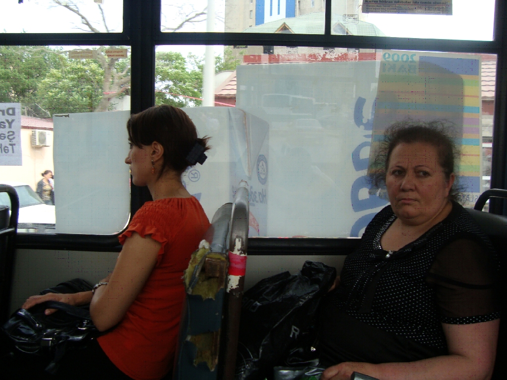 Avtobuslarda sərnişinlərə niyə hörmətsizlik edilir?