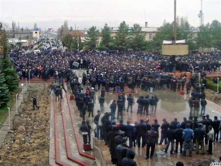 Qırğız müxalifəti parlament binasını ələ keçirib 