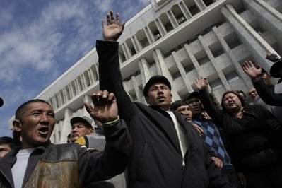 Rusiya Qırğızıstana qoşun yeridir, Bakiyev istefa vermək istəmir