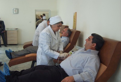 Jurnalistlər və deputatlar qan verdilər