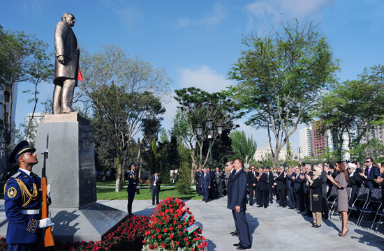 Bakıda Atatürkün heykəli