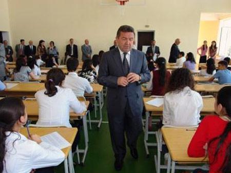 Deputat: “Bəzi məzunlara attestat verilməməsi maddi məsələlərlə bağlıdır”