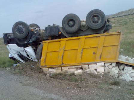 Bakı-Astara yolunda "Kamaz" aşıb