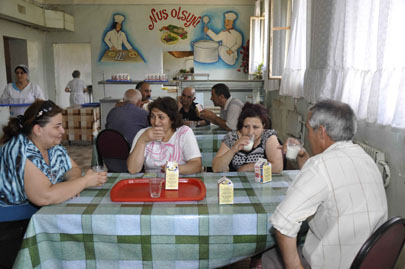 «Azərikimya»da işçilərə hər gün süd içirirlər