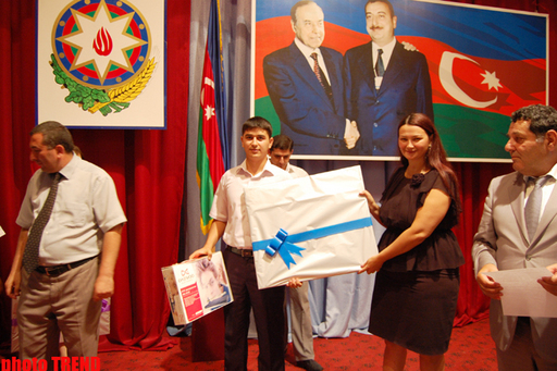 Qənirə Paşayeva yüksək bal toplayan tovuzlu tələbələri mükafatlandırıb
