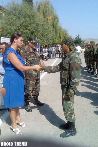 Qənirə Paşayeva hərbi and içən əsgərlərlə görüşüb