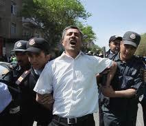 Deputatlığa namizədin görüşünə polislər gəlib...