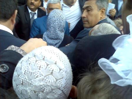 Rövnəq Abdullayev seçicilərdən şikayət məktublarını şəxsən yığdı