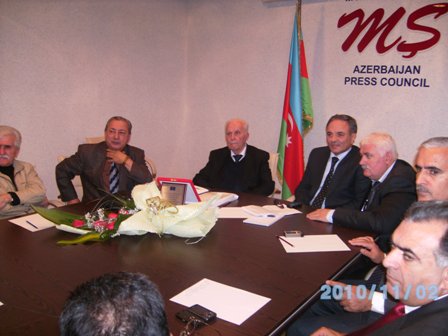 Mətbuat Şurası jurnalist Çingiz Ələkbərovun 85 illiyi ilə bağlı mərasim keçirib