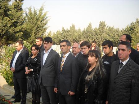 Gənclər Təşkilatları Milli Şurası Mübariz İbrahimovun məzarını ziyarət edib