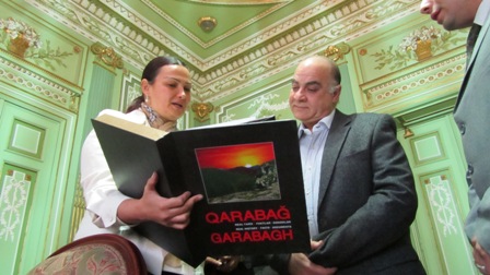 Qənirə Paşayeva Misirdə təhsil alan azərbaycanlı tələbələrə söz verib