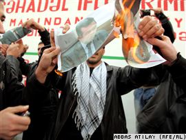 Nardaranda Misir Mərdanovun şəkillərini yandırıblar