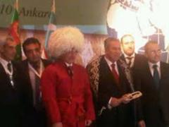 Əhməd Davudoğluna türkmən libası hədiyyə edilib
