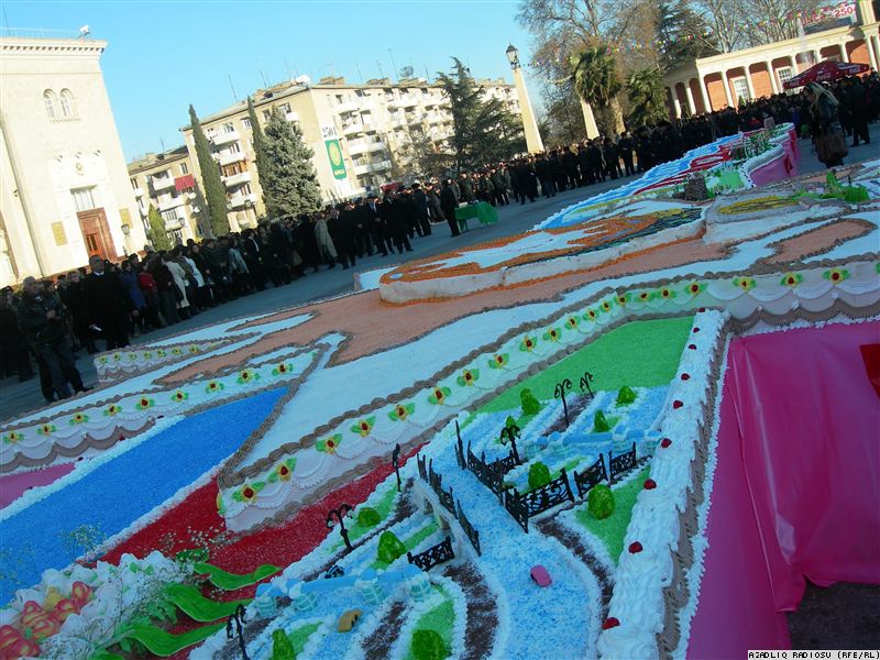 İlham Əliyevin ad günü üçün bişirilən 49 metrlik tort kəsilib (fotolar)