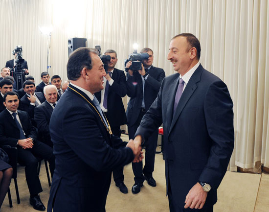 Polkovnik beynəlxalq mükafatı Prezident İlham Əliyevə təqdim edib