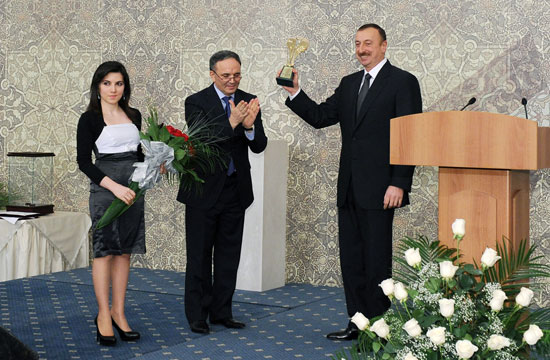 Prezidentə “Jurnalistlərin dostu” mükafatı təqdim olunub (FOTOLAR)