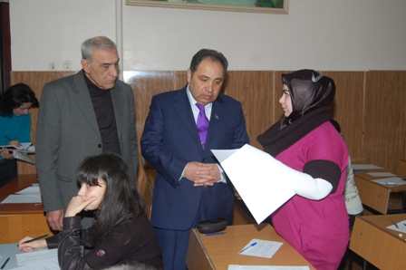 Abel Məhərrəmov tələbələri dekanlarına tapşırdı (FOTOLAR)