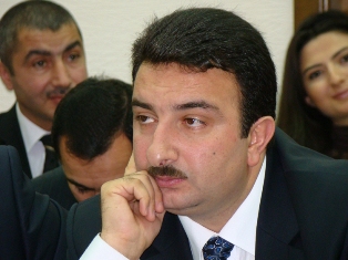 Qaçqın və məcburi köçkün gənclər nazirlik qarşısında məsələ qaldırıblar