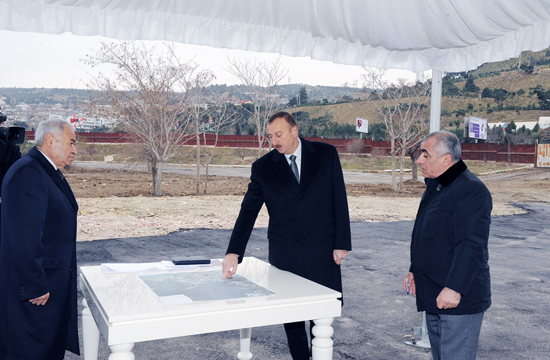 İlham Əliyev gəmi təmiri zavodunun ərazisinə baxıb