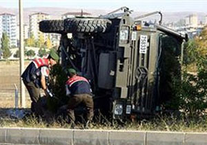 Bakı-Qazax yolunda içərisində 12 hərbçi olan maşın aşıb