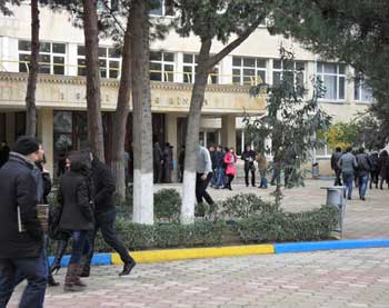 Gənclər BDU-nun qarşısında qanunsuz aksiya keçirmək istəyiblər (Yenilənib)