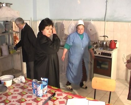 Uşaq evində uşaqlara köhnə yeməklər verilirmiş