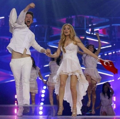 Nigar Camal səhnəyə türk bayrağı ilə çıxmasının səbəbini açıqladı