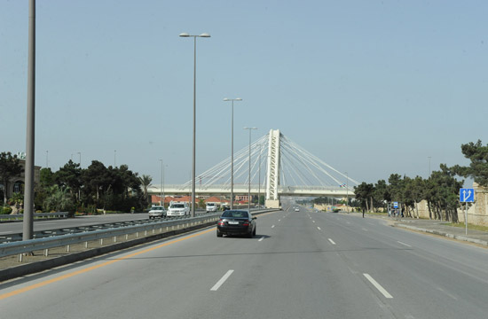 Prezident İlham Əliyev avtobusa minib Bakını gəzdi (FOTO)